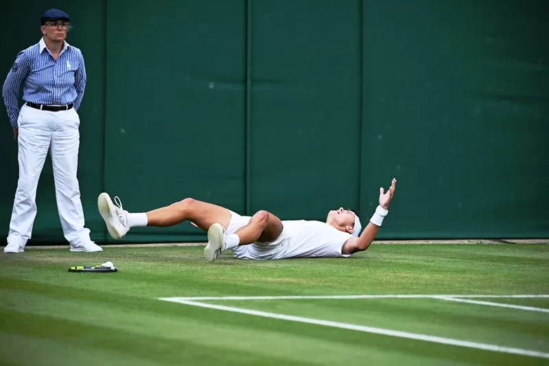 Hasil Wimbledon 2023 hari 6 untuk sektor tunggal putra di mana Holger Runne sempat terjatuh saat bertanding. (Foto: Wimbledon)