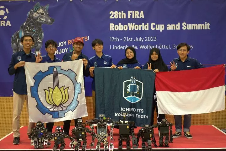 Tim Robot ITS membrong 24 penghargaan FIRA RoboWorld Cup 2023 sekaligus. Foto: ITS