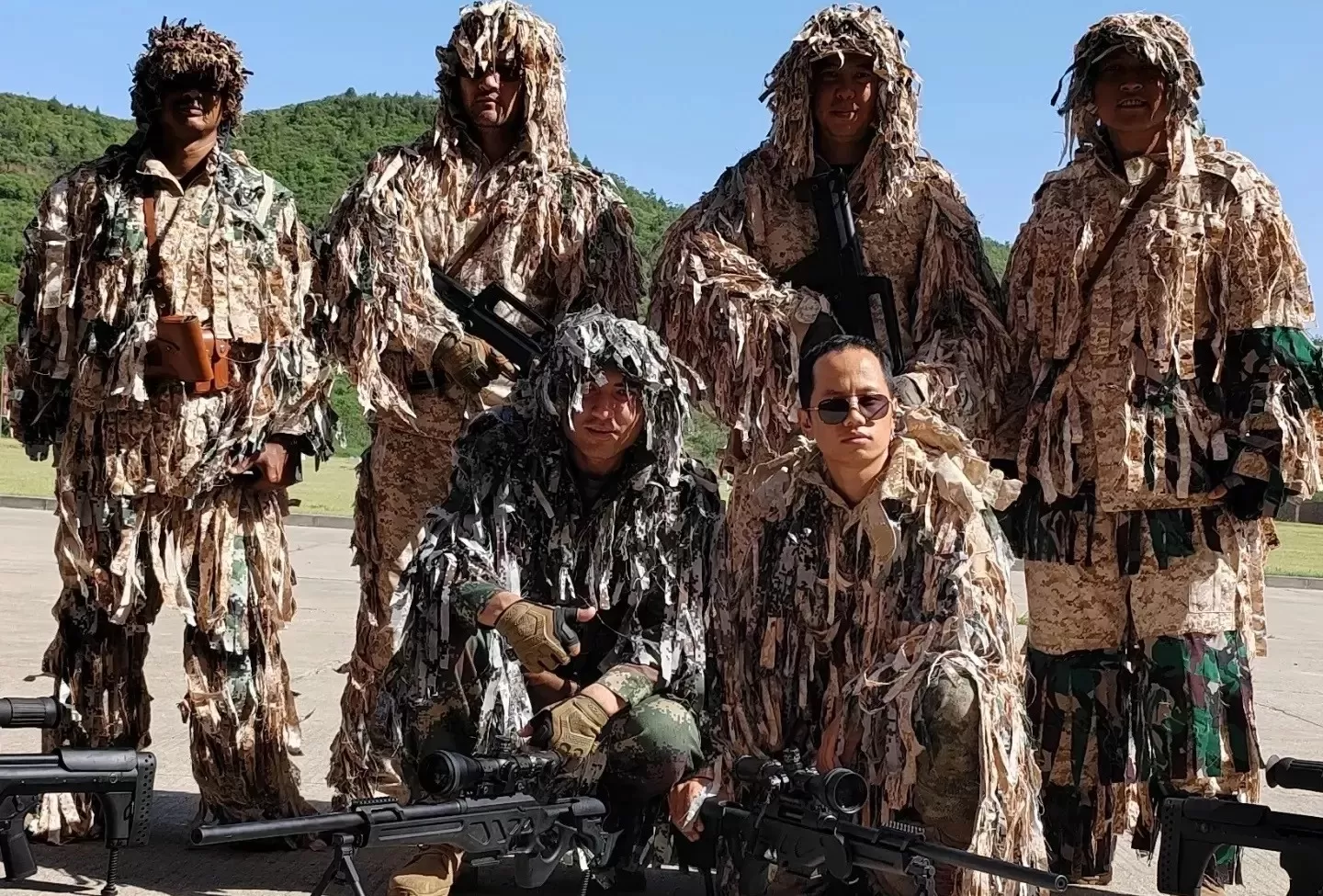 Letda Inf Josh Marulam (kanan atas) meraih medali emas pendidikan sniper di Army Infantry College of PLA, China (Dok Yonif 751-Wira Jaya Sakti)