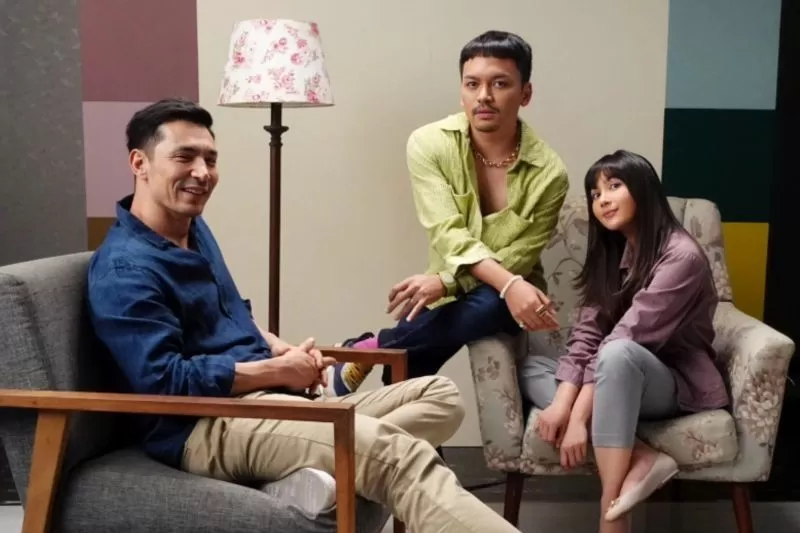 Jessica Mila, Calvin Jeremy, dan Adil Luca dalami karakter mereka di Marriage with Benefits. (Viu)