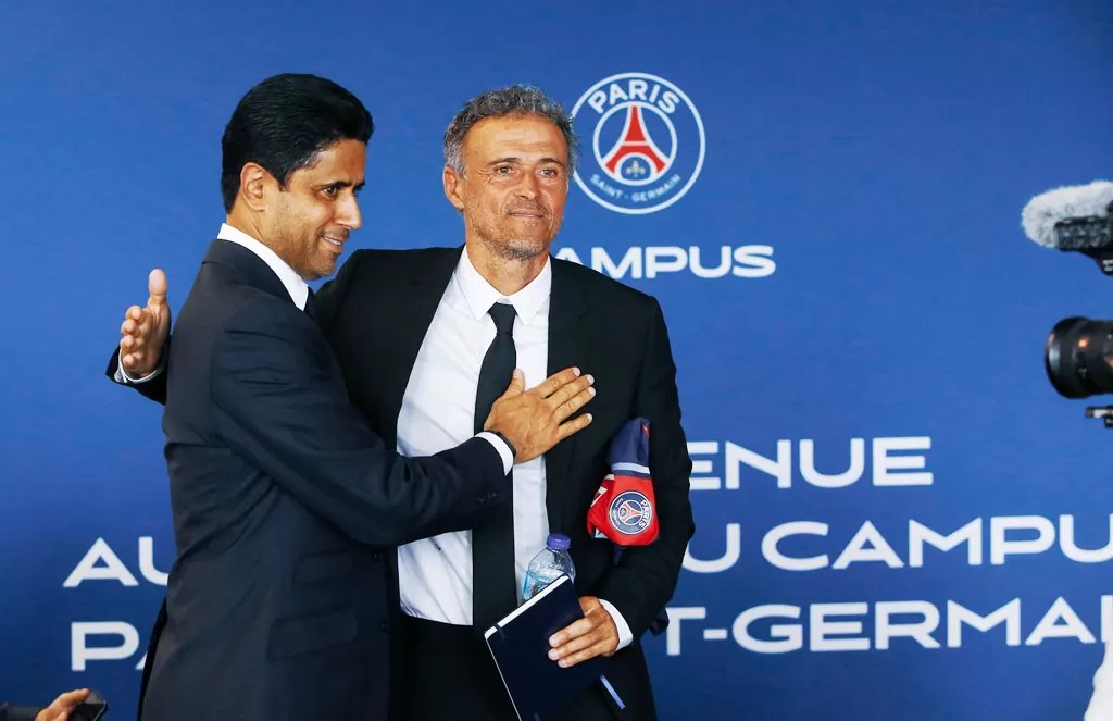 Presiden PSG Nasser Al-Khelaifi dalam jumpa pers peresmian Luis Enrique sebagai pelatih baru Paris Saint-Germain mulai musim 2023/2024. (Foto: PSG)