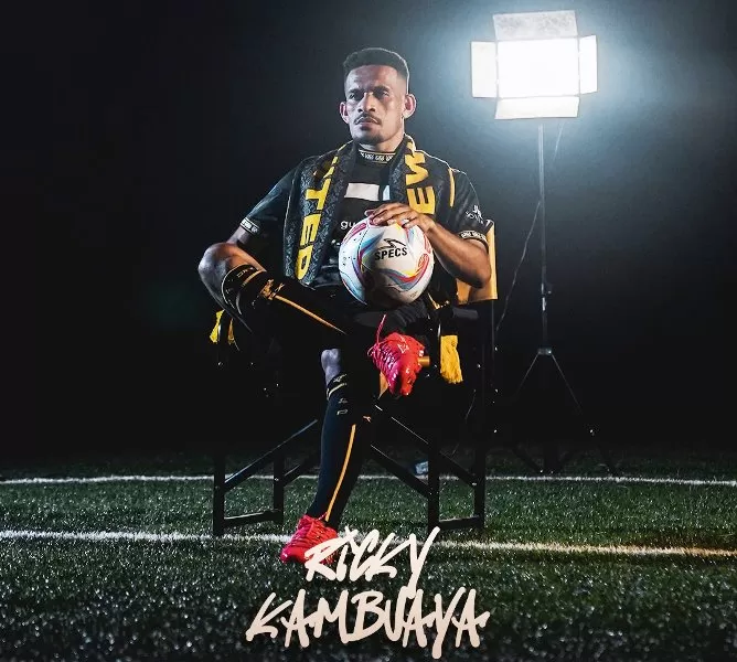 Ricky Kambuaya dalam sesi foto Dewa United FC, klub barunya di Liga 1 2023/2024. (Foto: Dewa United FC)