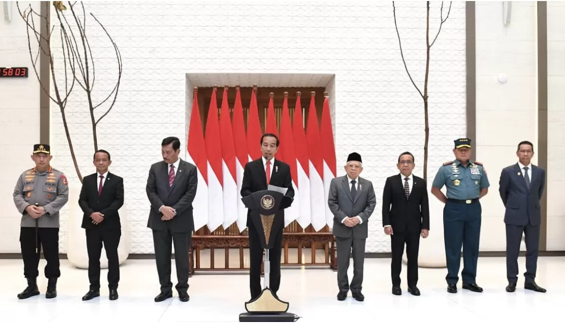 Presiden Jokowi memberikan keterangan kepada awak media di Pangkalan TNI AU Halim Perdanakusuma, Jakarta, pada Senin, 3 Juli 2023. Foto: BPMI Setpres/Kris