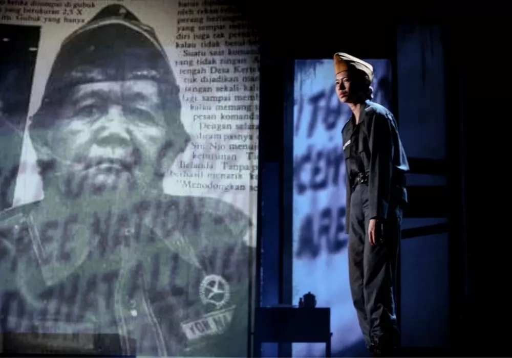 Aktris Laura Basuki (kanan) saat memerankan monolog The Sin Nio 