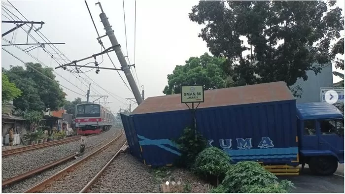 Truk tabrak tiang LAA, KAI ubah rute perjalanan KRL (Dok Polda Metro Jaya)