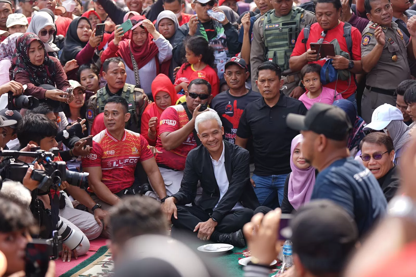 Capres PDI Perjuangan Ganjar Pranowo, menyampa warga Gresik, Jawa Timur, saat Car Free Daya di Stadion Joko Samudro, pada Minggu pagi, 16 Juli 2023.  