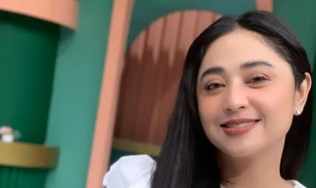 Dewi Perssik berkonflik dengan Pak RT. (Instagram/dewiperssik9)