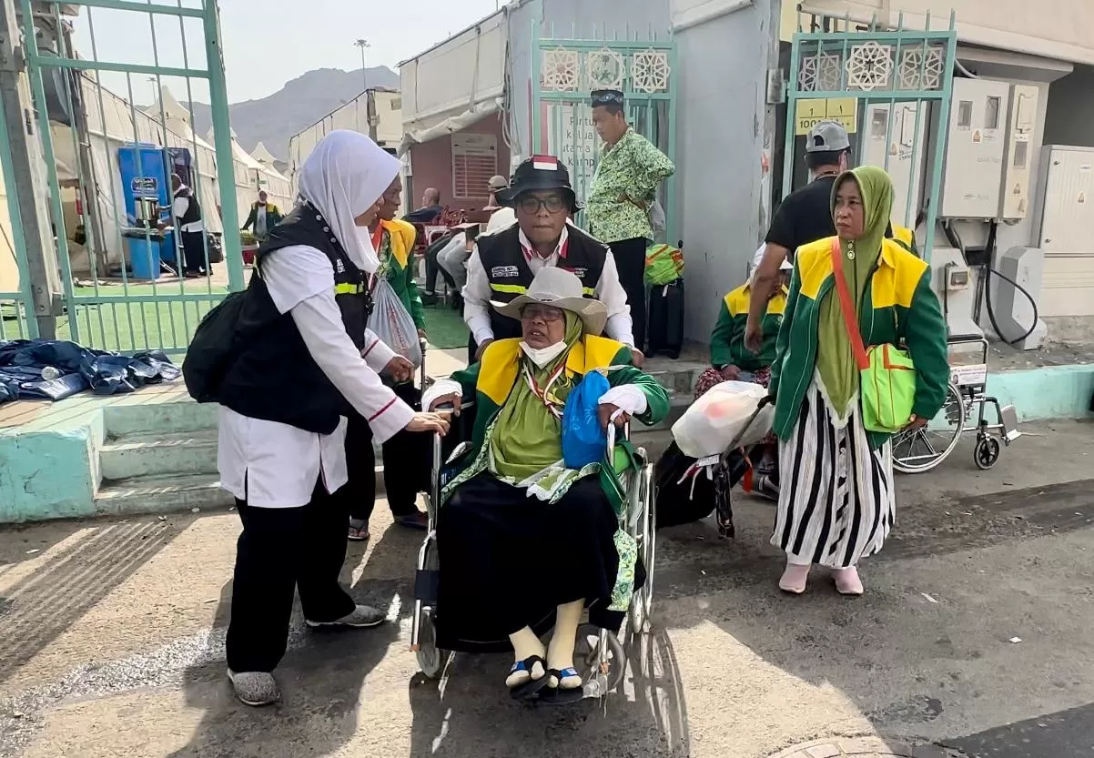 Jemaah haji Indonesia meninggalkan kawasan Mina.