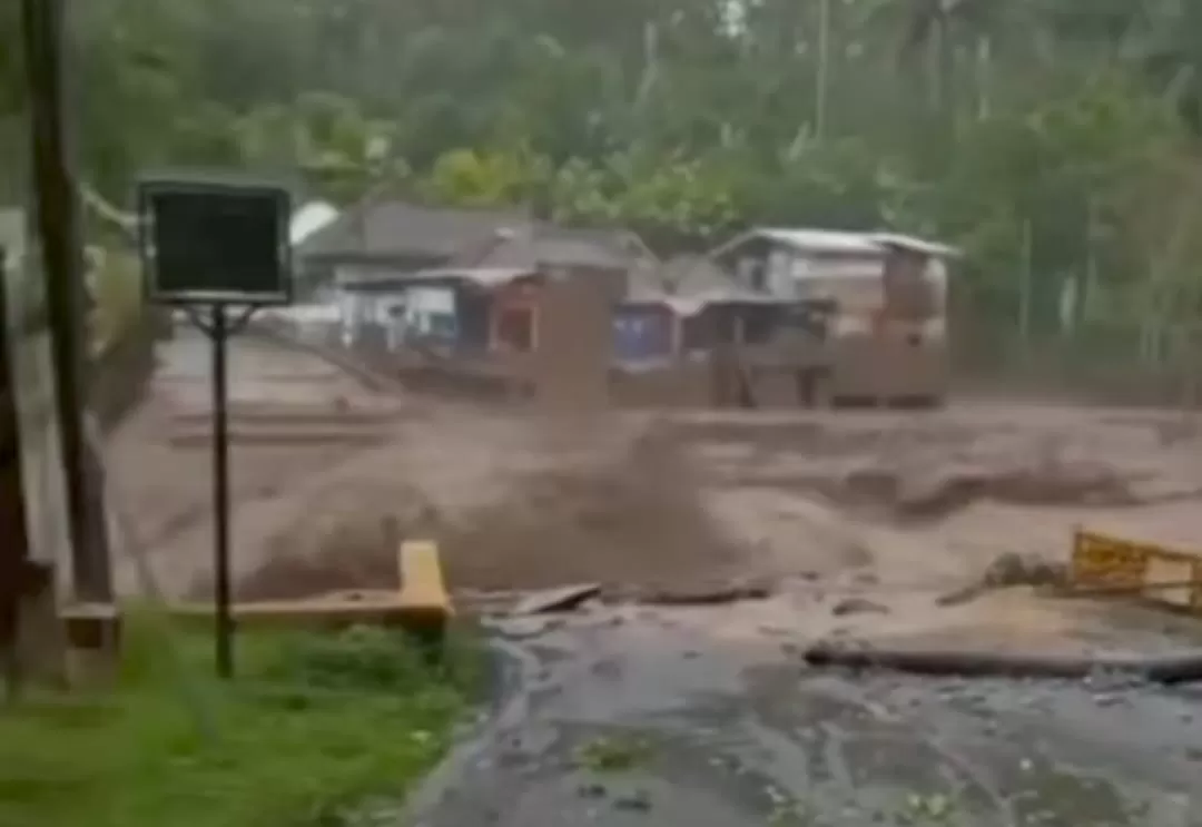 Tiga jembatan penghubung putus diterjang banjir lahar dingin Gunung Semeru (tangkapan layar)