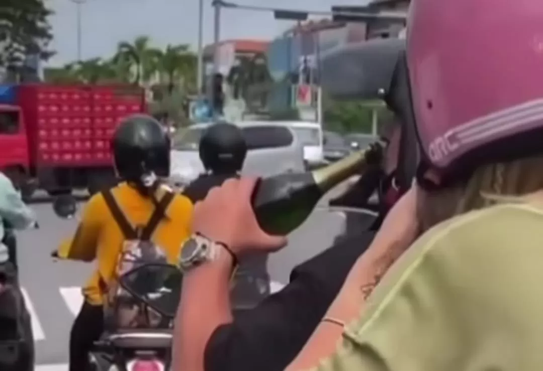 Viral Pasangan Bule Nenggak Miras di Atas Motor di Kuta, Bal (tangkapan layar)i