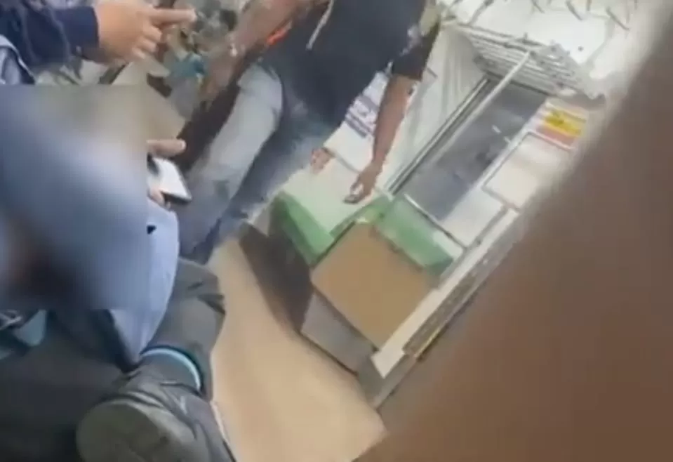 Video viral penumpang masturbasi di KRL Commuter Line (tangkapan layar)