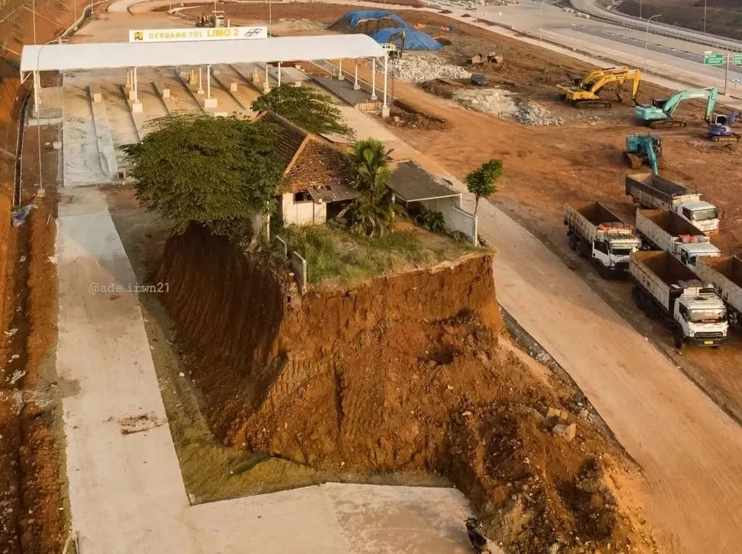 Video rumah di tengah Jalan Tol Cijago, Depok, dibongkar (Ist)