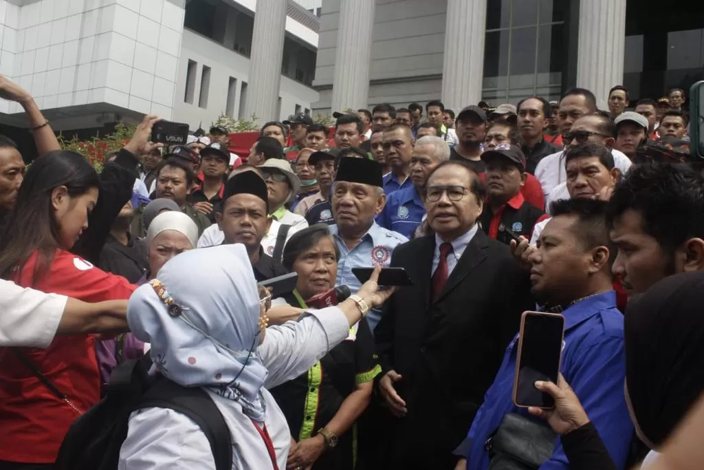 Keterangan pers Rizal Ramli usai memberikan keterangan sebagai saksi ahli dalam sidang uji materi atau judicial review UU Cipta Kerja di Gedung MK, Kamis (27/7).