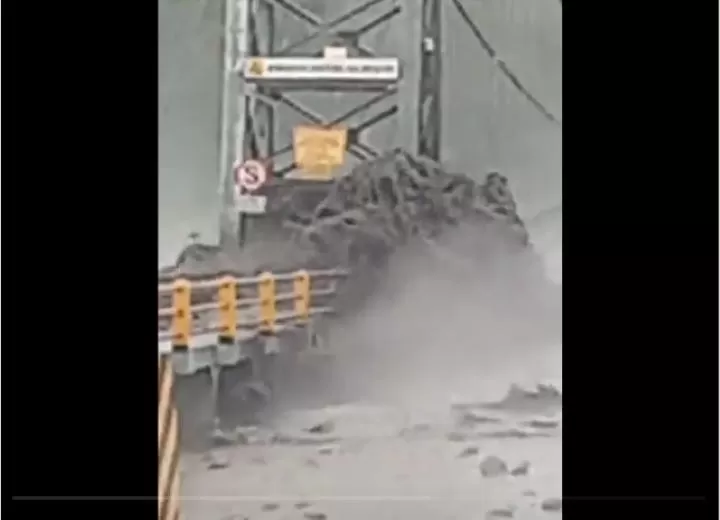 Jembatan Regoyo di Kabupaten Lumajang yang putus diterjang banjir. Cuaca ekstrem Jawa Timur akan terjadi hingga 13 Juli 2023. Foto: Tangkapan layar Twitter @info FPMKI