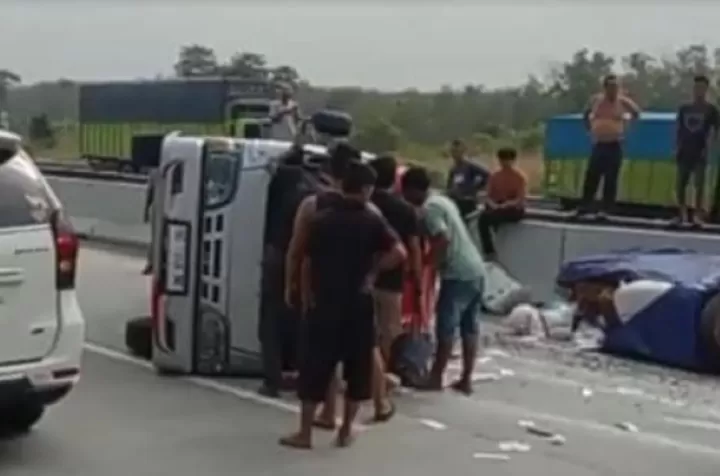 Kecelakaan mikrobus sarat penumpang di jalan Tol Lampung. Foto: NTMC Polri
