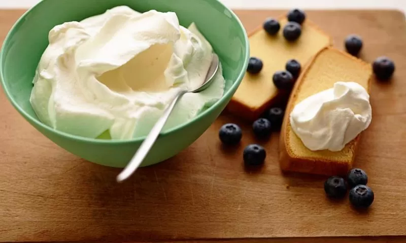 Cara membuat whipped cream dengan sempurna. (Foto: food network)