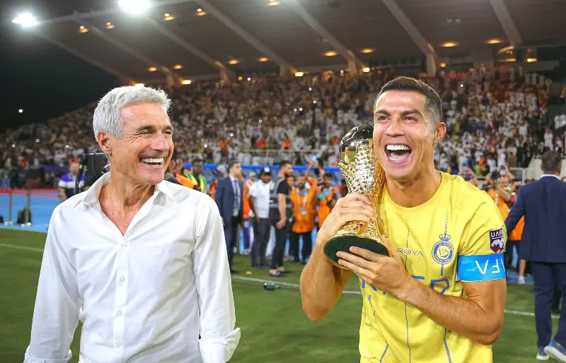 Cristiano Ronaldo dan pelatih Al Nassr Luis Castro dengan trofi Arab Clubs Champions Club 2023. (Foto: Al Nassr)