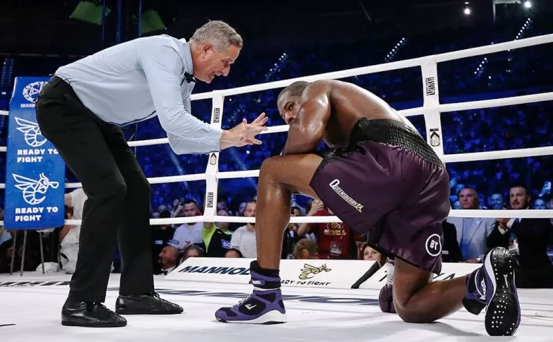 Daniel Dubois sempat dirobohkan Oleksandr Usyk dalam duel kelas berat di Stadion Wroclaw, Polandia. (Foto: ESPN_2)