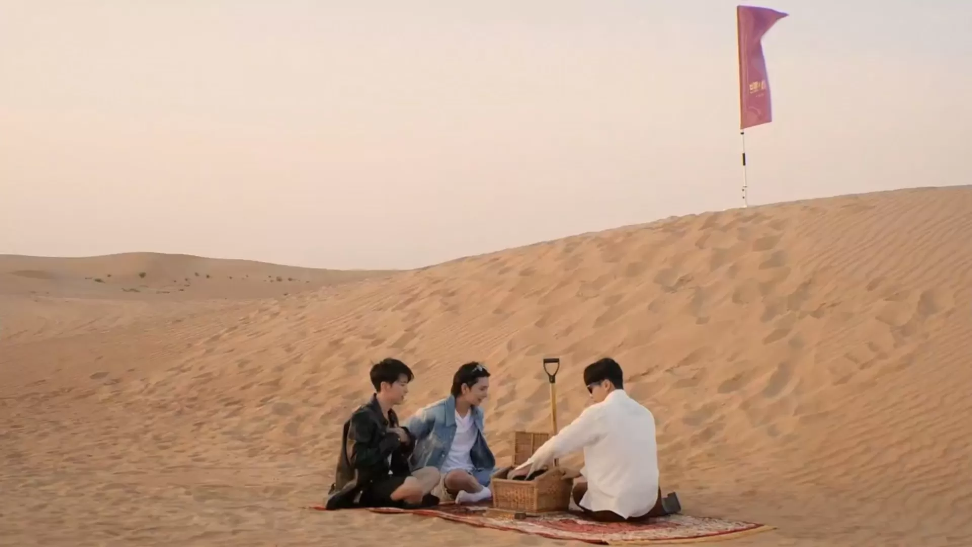 Kyu Hyun dan Yoo Yeon Seok harus cari dadu di pulau terpencil. (Viu)