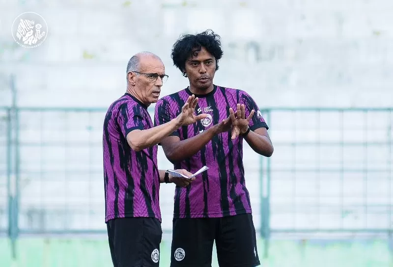 Profil Fernando Valente (kiri). Ia langsung memimpin latihan Arema FC di Liga 1 2023/2024. (Foto: Arema FC)
