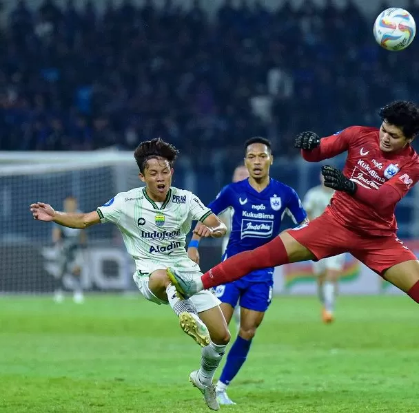 Kiper PSIS Adi Satryo (merah) kena hukum Komdis PSSI usai sikut pemain Persib Arsan Makarin dalam duel pekan ke-9 Liga 1 2023/2024. (Foto: Persib Bandung)