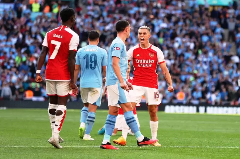 Leandro Trossard (kanan) saat merayakan gol Arsenal di injury time babak kedua FA Community Shield 2023. (Foto: sportsillustrated)