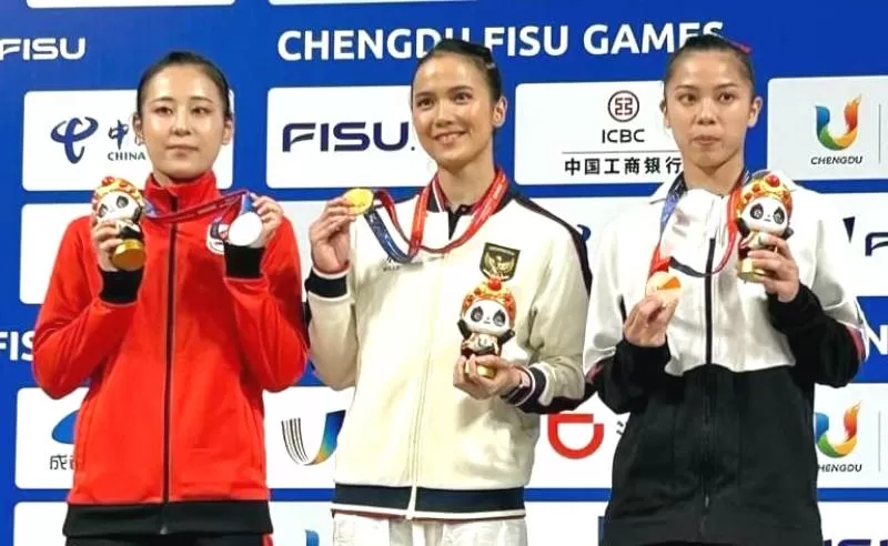 Nandhira Mauriskha (tengah) rebut medali emas The FISU World University Games. (Foto: Kemenpora RI)