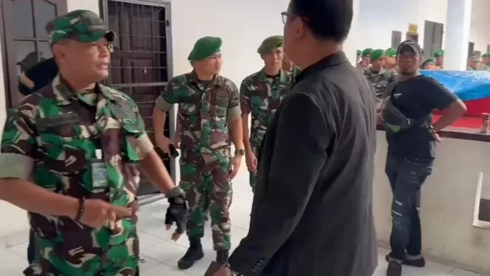 Oknum TNI pimpinan Mayor Dedi Hasibuan sambangi Polrestabes Medan (Dok Istimewa)