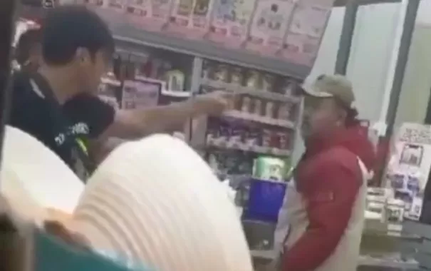 Rudy Golden Boy adu jotos dengan dua pemuda di minimarket (Dok tangkapan layar)