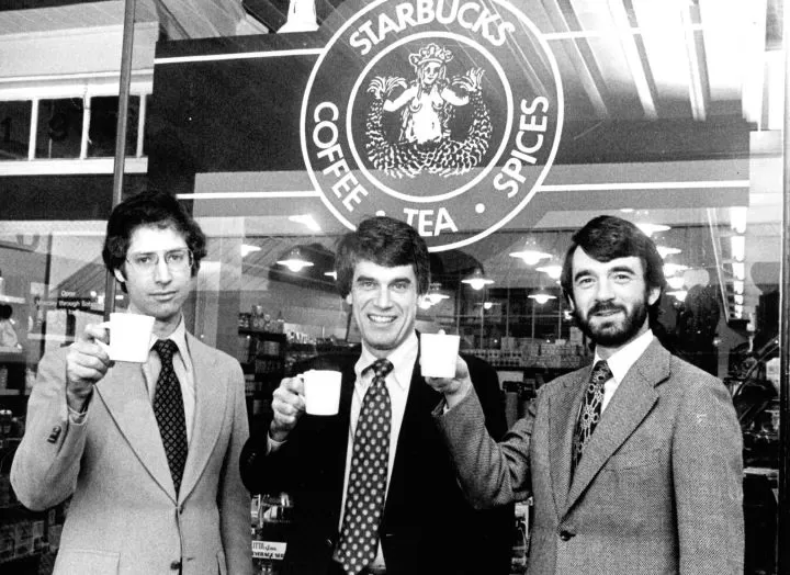 Starbucks berdiri berkat guru bahasa Inggris, Jerry Baldwin; guru sejarah Zev Siegl, dan penulis Gordon Bowker. Foto: Starbucks