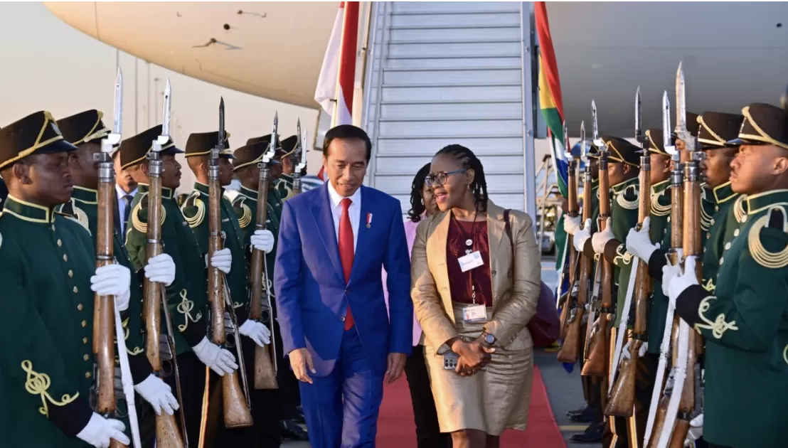 Presiden Joko Widodo tiba di Johannesburg, Republik Afrika Selatan, pada Rabu, 23 Agustus 2023. Foto: BPMI Setpres/Muchlis Jr