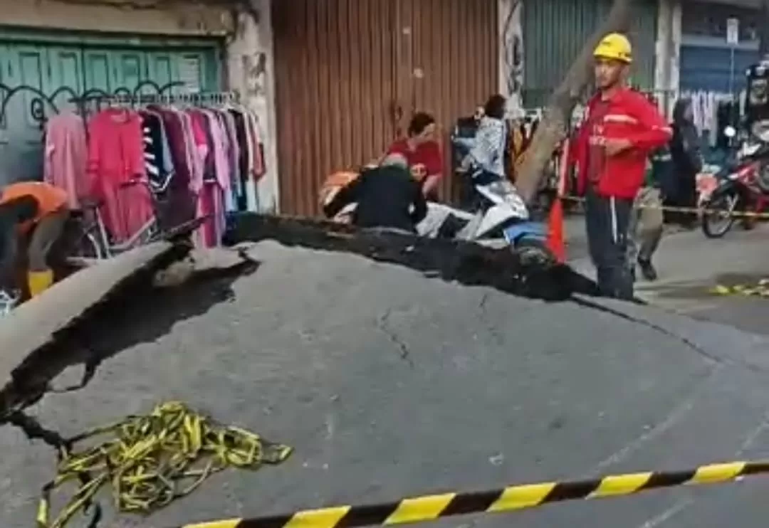Jalan Raya Pasar Kembang Surabaya mendadak meletus. Ini sebabnya (tangkapan layar)