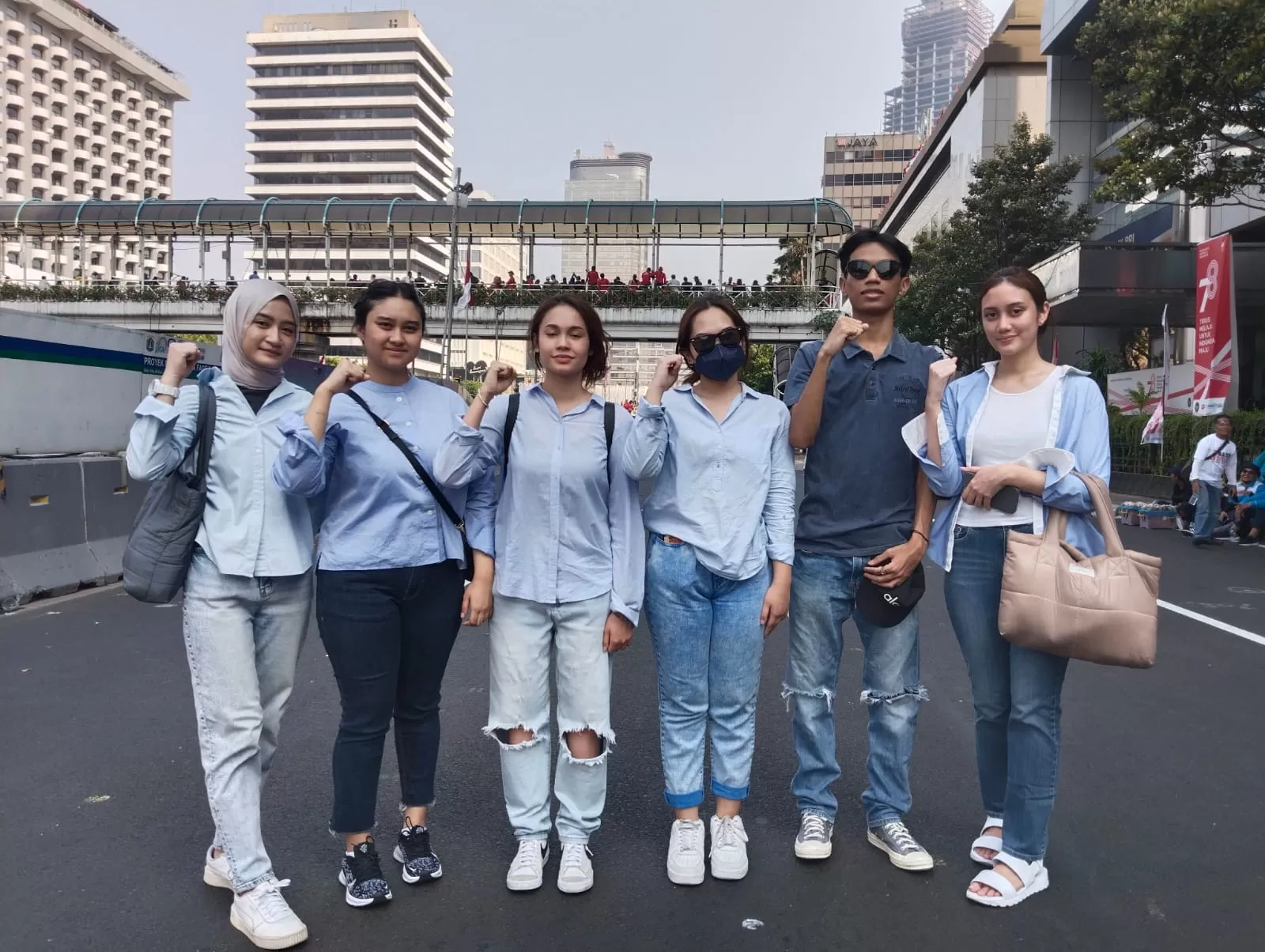 Aksi buruh cantik saat unjuk rasa di Instana Negara pada Kamis, 10 Agustus 2023.