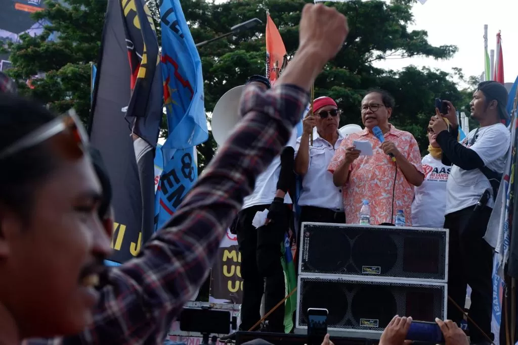 Rizal Ramli ikut orasi dalam demo buruh menolak Omnibus Law.