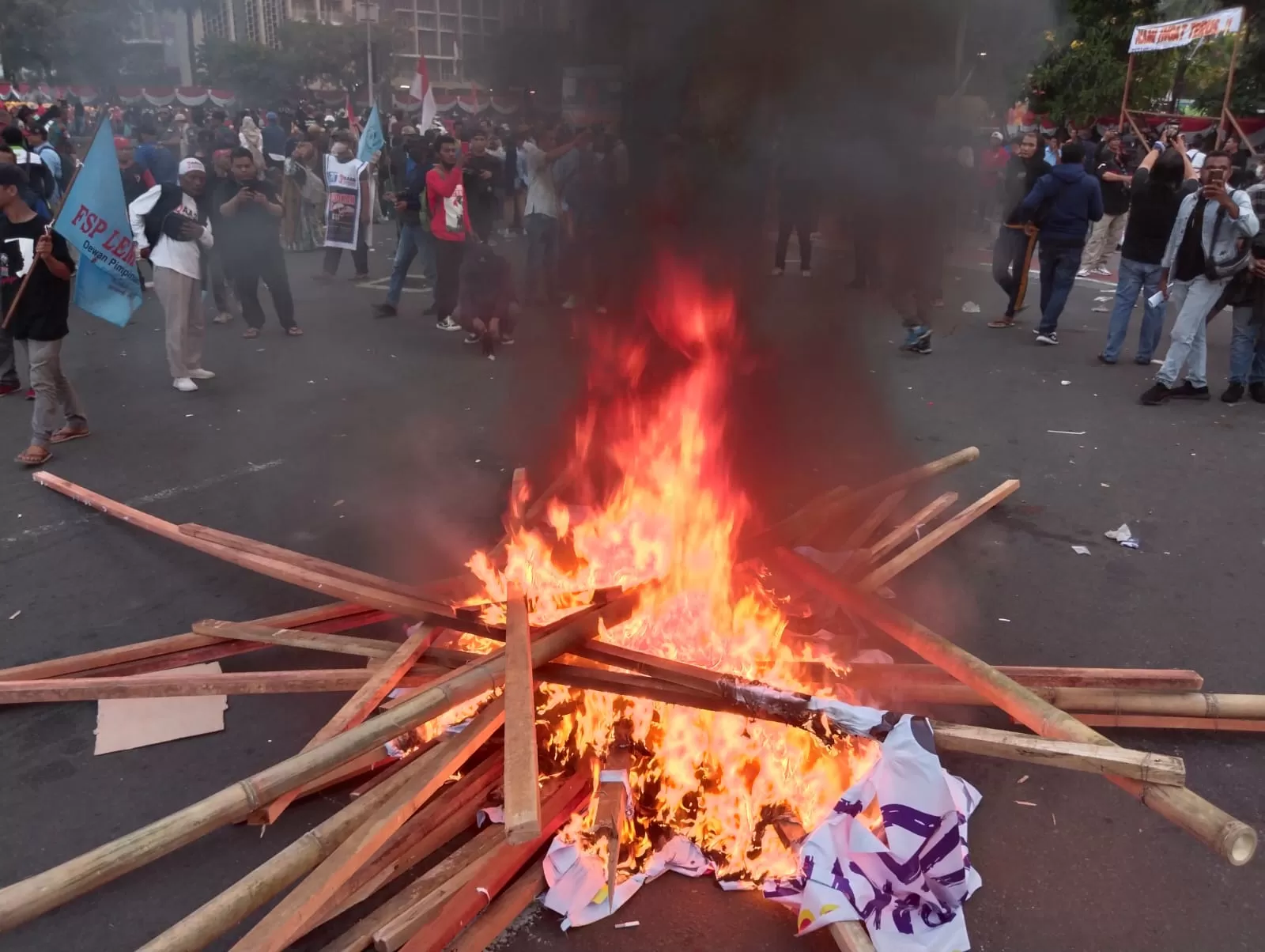 Aksi unjuk rasa buruh yang digelar Aliansi Aksi Sejuta Buruh (AASB) mulai melakukan bakar-bakar atribut yang mereka bawa.