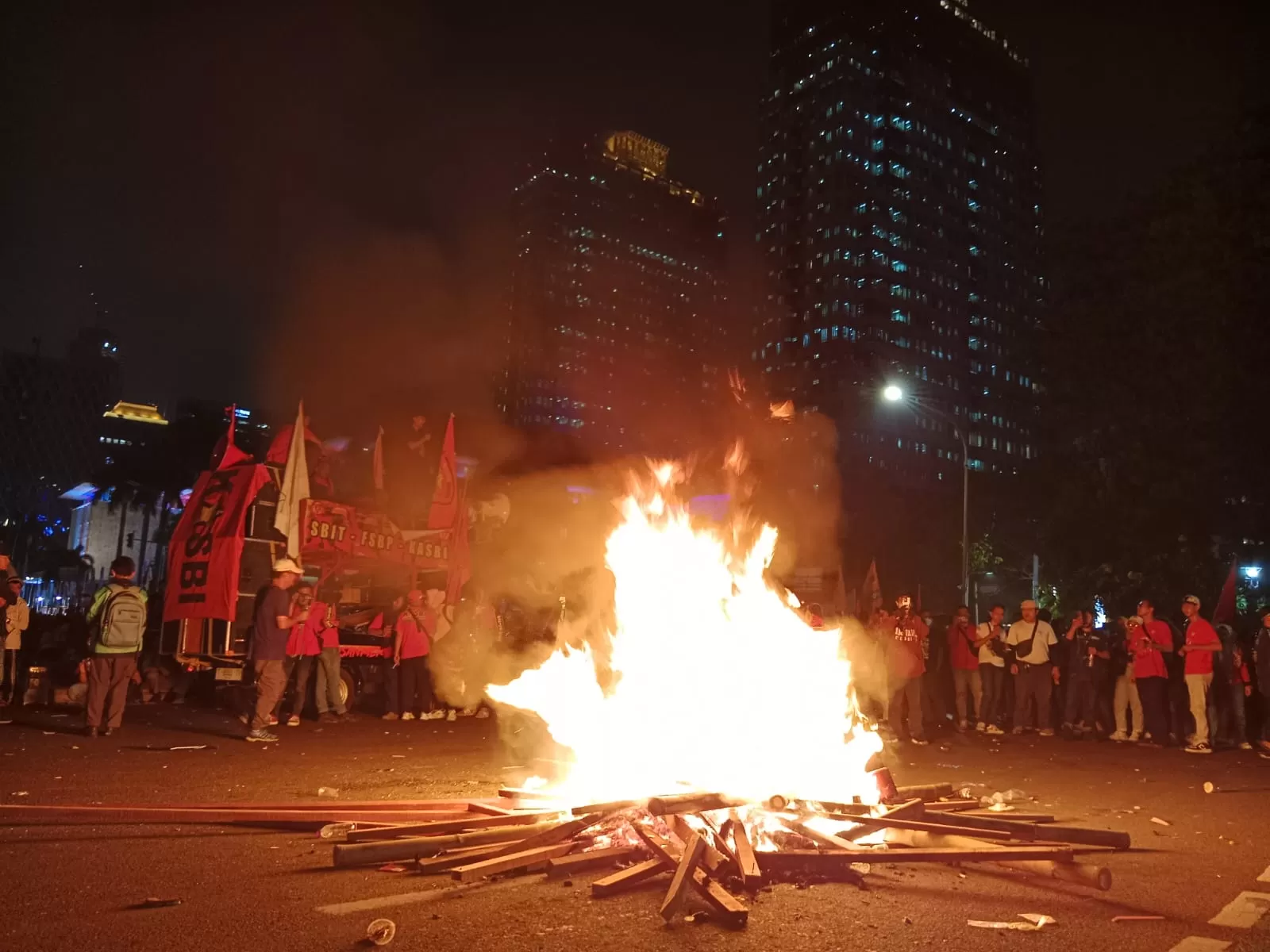 Aksi unjuk rasa buruh di depan Patung Kuda, Jakarta.