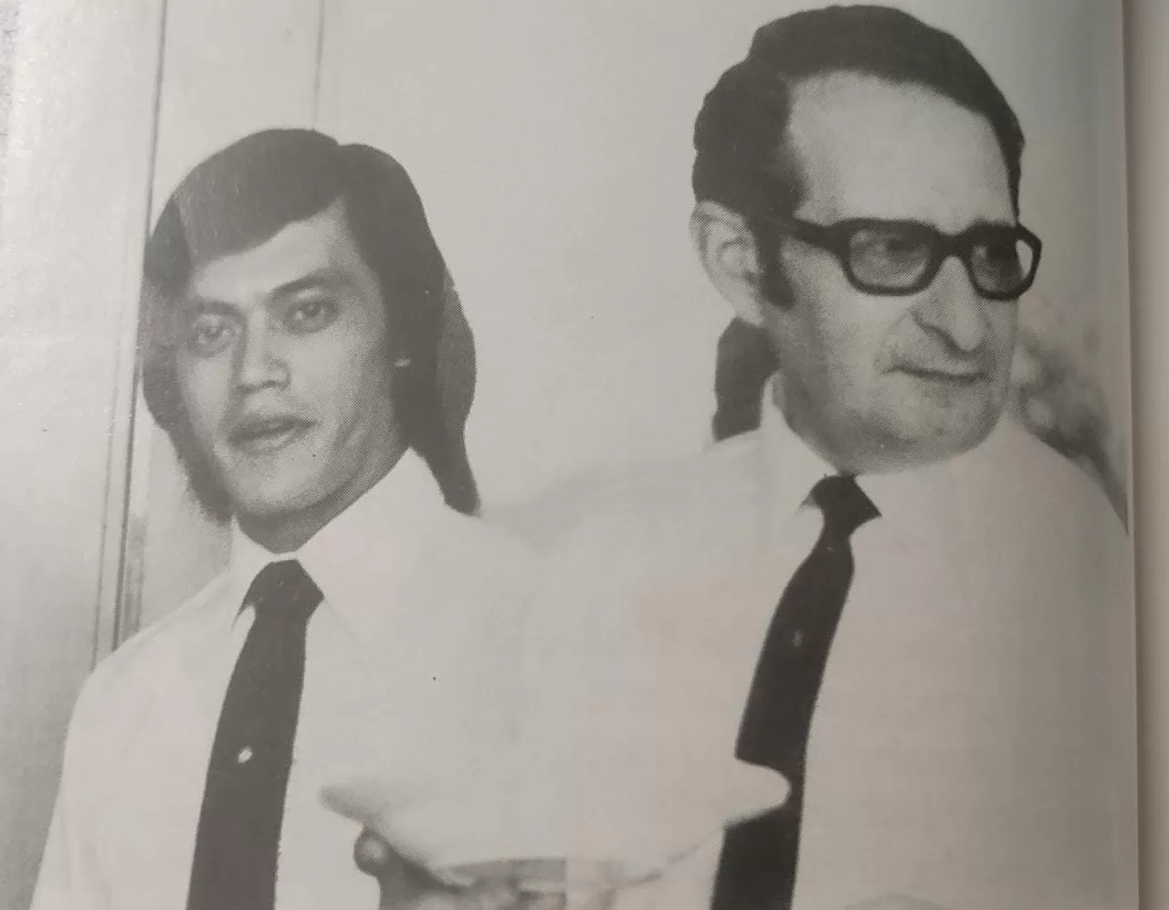 Very Pelenkahu (kiri) agen lapangan Satsus Intel bersama penasehat dari Israel di Cipayung pada 1971. (Foto: koleksi Ken Conboy)  