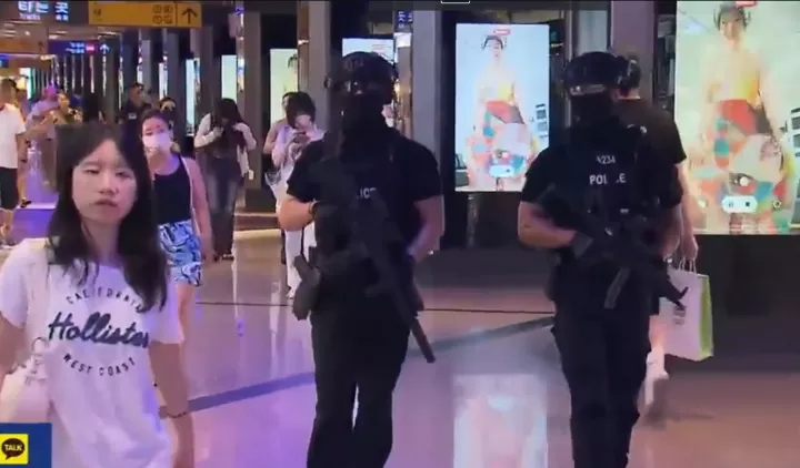 Dua polisi bersenjata lengkap melakukan patroli di salah satu bandara di Korsel. Foto: tangkapan layar Twitter @tang__kira