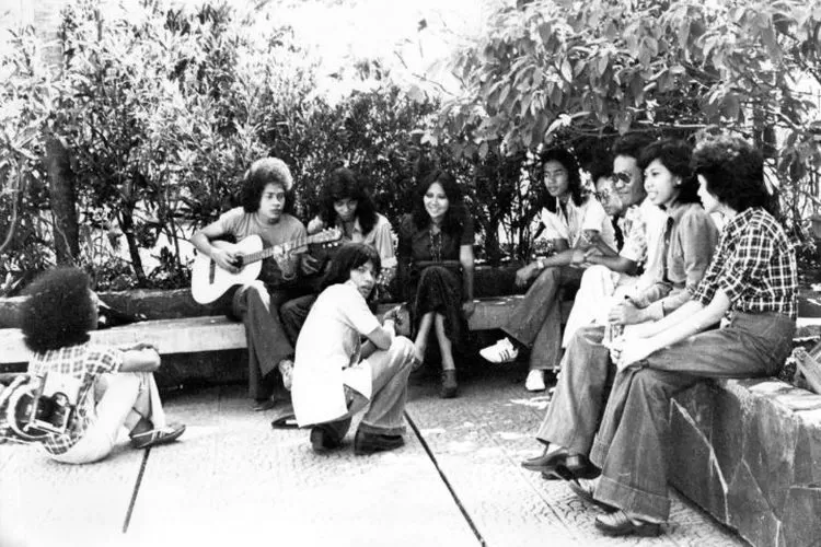 Rambut gondrong, pakaian yang nyentrik, hidup yang santai sering memberikan gambaran selintas yang keliru kepada masyarakat tentang Lembaga Pendidikan Kesenian Jakarta (IKJ). Beberapa mahasiswa LPKJ sedang bersantai di kampus mereka, Senin (23/6/1975). (Foto: Dokumentasi Kompas)  