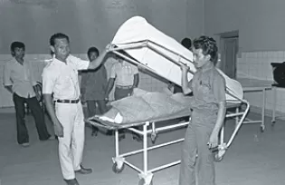 Mayat korban Penembak Misterius (Petrus) di RS Cipto Mangungkusumo, Jakarta. Operasi Petrus berlangsung 1982-1985 dan memakan korban hingga lebih dari 1000 orang preman dan gali. (Foto: Dokumentasi Tempo).