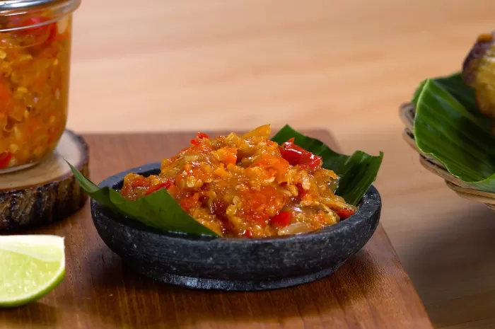 Resep sambal bawang terasi pedas, cocolan tak terlupakan untuk menu lezat ( foto: canva )