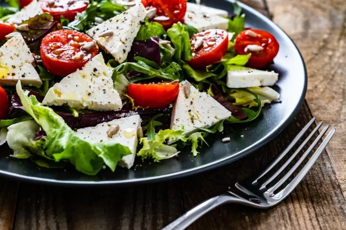 Awas! Konsumsi Salad dengan niat turun berat badan, eh malah naik berat badan. Berikut penjelasannya, apakah salad beneran baik untuk tubuh? (source canva salad)