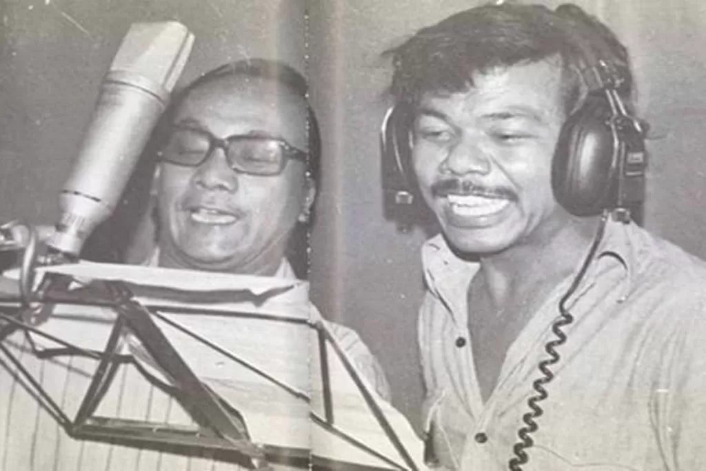 Bing Slamet dan Benyamin S sendang rekaman di studio musik. Bing Slamet adalah seniman legendaris indonesia yang saat remaja pernah jadi incaran Tentara Jepang. (Dokumentasi: istimewa)