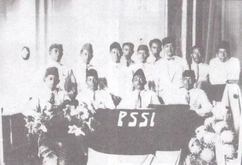 Berdirinya PSSI. (Foto steemit com-buku Soeratin Sosrosoegondo Menentang Penjajahan Belanda dengan Sepakbola)