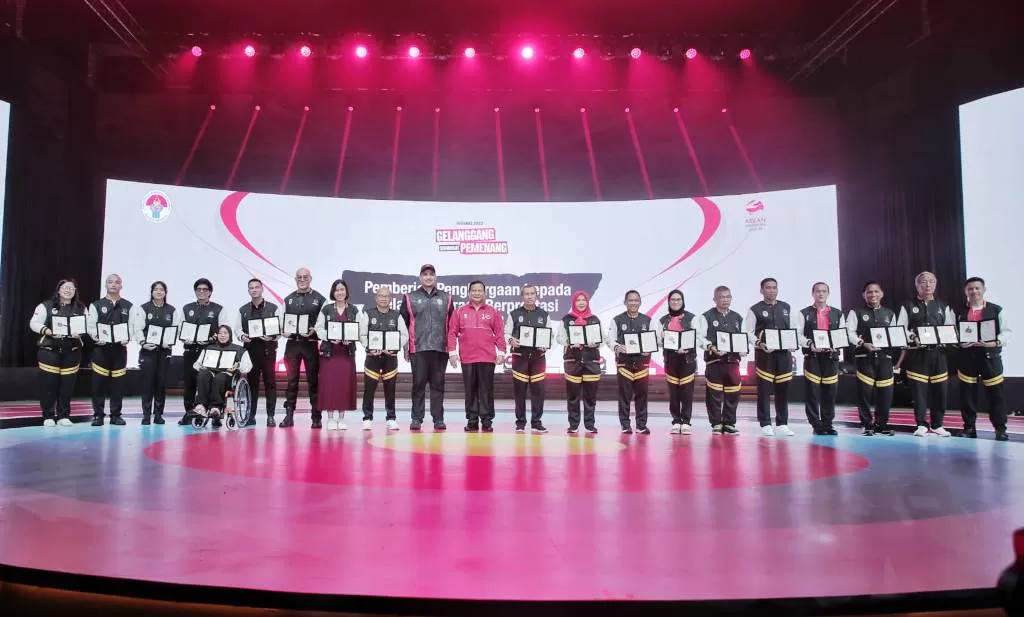 Menteri Pemuda dan Olahraga Republik Indonesia (Menpora RI) Dito Ariotedjo memberi penghargaan kepada insan olahraga yang berprestasi dalam bidangnya masing-masing. (Foto: Kemenpora RI)