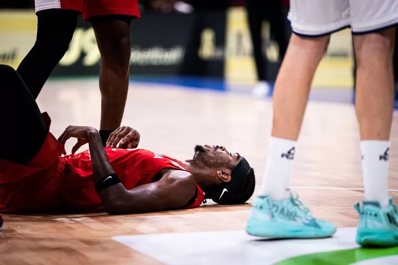 Pemain Kanada terjatuh saat hadapi Serbia di semifinal FIBA World Cup 2023. (Foto: FIBA)