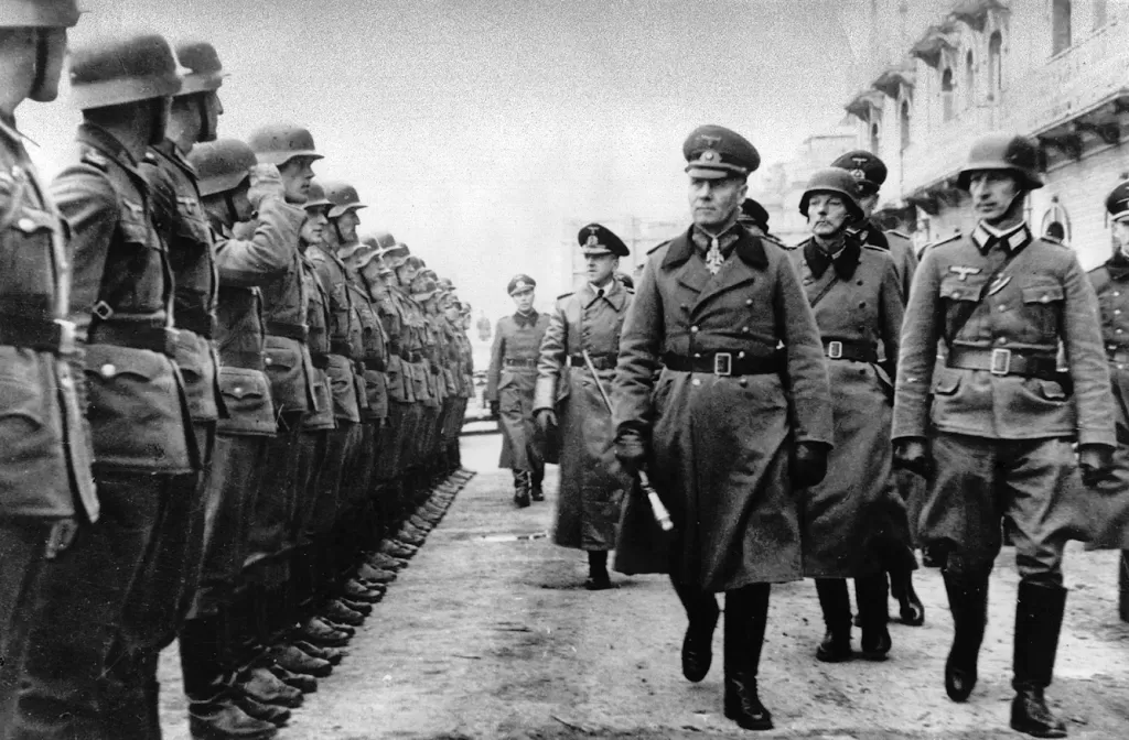 Erwin Rommel menginspeksi pasukan Nazi di front Prancis pada Perang Dunia II. (Foto: Britannica)