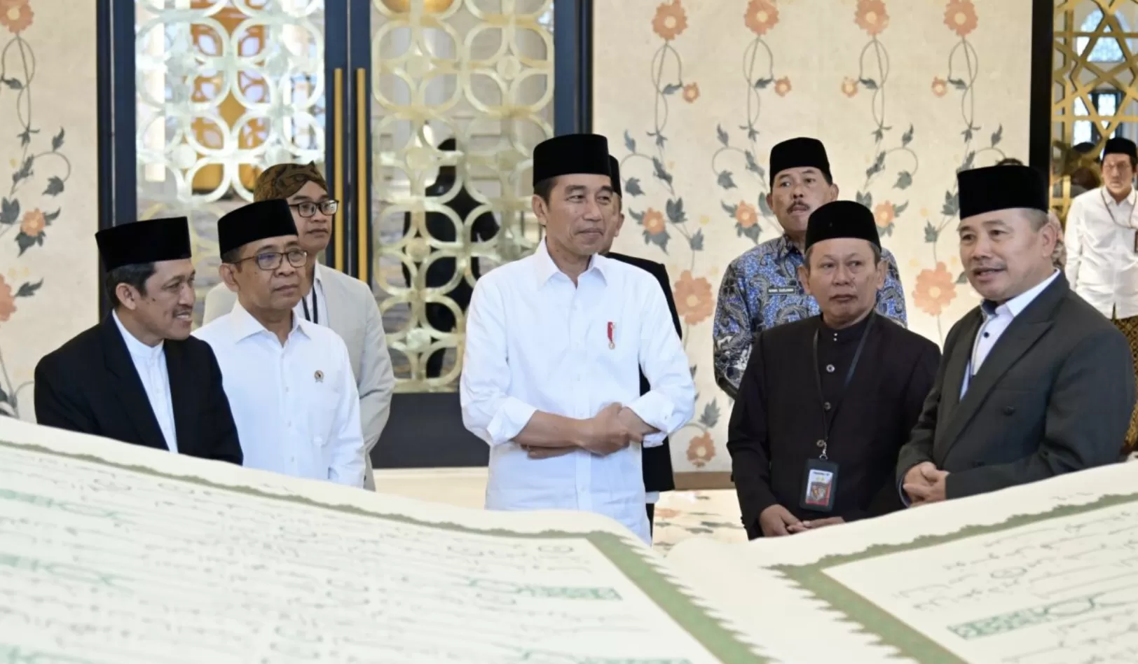Presiden Joko Widodo berkunjung ke Masjid Mohammed bin Zayed, Kota Surakarta, pada Kamis, 21 September 2023, untuk menerima mushaf Al-Qur'an dari Rektor Universitas Sains Al-Qur'an (UNSIQ). Foto: BPMI Setpres