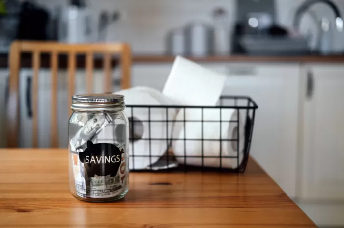 Tips Berhemat ala Anak Kos: Mengelola Keuangan dengan Bijak (Foto: Canva/@irynakhabliuk)