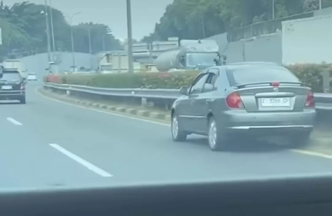 Video mobil sedan ugal-ugalan di tol, ternyata sopirnya lansia (Dok tangkapan layar)